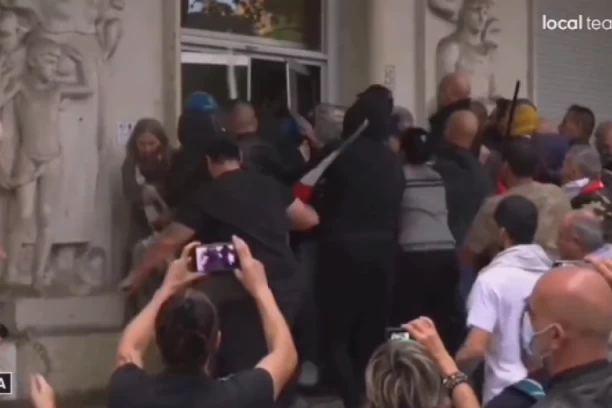 "NOVINARE, UBIĆU TE!": Bruka nad brukama, demonstranti upali u redakciju i pretili! Potom su ispred zgrade učinili nešto JEZIVO