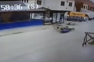 JEZIV SNIMAK NESREĆE KOD ČAČKA: Motociklista u velikoj brzini pokosio ženu dok je prelazila ulicu (VIDEO)