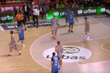 PAO MU MRAK NA OČI: Trener bacio sako, uleteo na teren, OBRAČUNAO SE sa sudijama i igračima! (VIDEO)