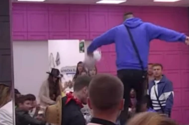 DEJAN  SKOČIO, PA POČEO DA LOMI SVE PO ZADRUZI: Dragojević nije mogao da se smiri, A OVO JE RAZLOG! (VIDEO)