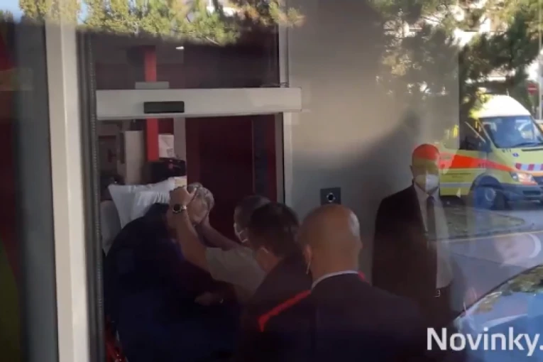 JEZIVI SNIMCI ONESVEŠĆENOG MILOŠA ZEMANA ISPRED BOLNICE U PRAGU! Veliki prijatelj Srbije se bori za život! (UZNEMIRUJUĆI VIDEO)