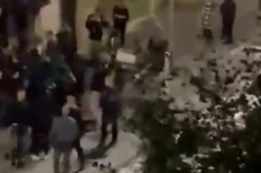 TOTALNI HAOS U KNINU: Opšta tuča na ulicama, Hrvati sa Kosova u obračunu sa Torcidom (VIDEO)