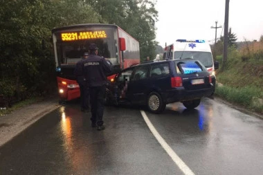 TRAGEDIJA U BARAJEVU: Sudar "folksvagena" i autobusa, vozač automobila PREMINUO NA LICU MESTA