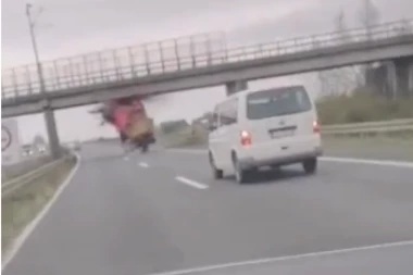 E, OVO SE DEŠAVA KAD SE NE GLEDA U RETROVIZOR! Kamiondžija se u punoj brzini zakucao u nadvožnjak! PODIGLA MU SE PRIKOLICA! (VIDEO)
