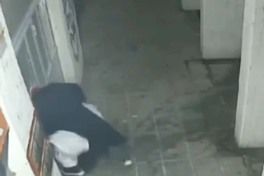 ČOVEK DEMOLIRAO CELU ZGRADU NA NOVOM BEOGRADU I TO GLAVOM KOJA JE OSTALA ČITAVA! Stanari mole za pomoć! (VIDEO)