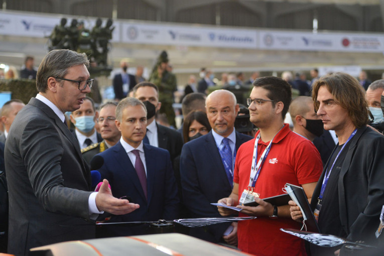 VUČIĆ NA SAJMU NAORUŽANJA POSETIO ŠTAND PR-DC! Željko Mitrović mu predstavio dron za koji je zainteresovana Vojska Srbije (VIDEO)