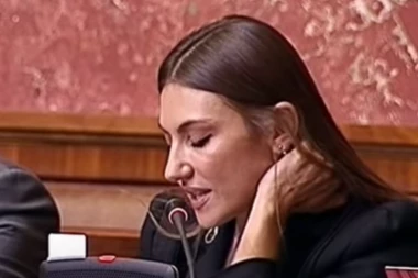 BIVŠA NARODNA POSLANICA RADI U KINESKOM TRŽNOM CENTRU: Nakon teških problema sa MENTALNIM zdravljem, okrenula novi list - evo kako danas izgleda! (FOTO)