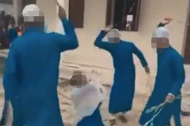 ČETVORICA MOTKAMA TUKLI DEVOJČICU PRED OCEM! On ju je optužio da je pila alkohol i tražio da bude kažnjena, A ONDA JE USLEDIO UŽAS! (VIDEO)