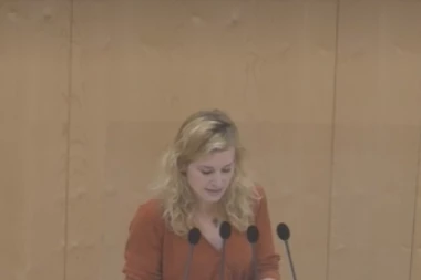 HAOS NA SEDNICI: Poslanica pala u nesvest zbog Sebastijana Kurca, svi skočili na noge! (VIDEO)