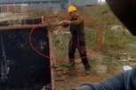 ODRALI MAČKU DA BI JE POJELI: Kineski radnici prijavljeni tužilaštvu zbog GNUSNIH scena na gradilištu! (VIDEO)