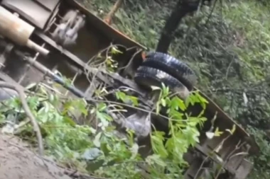 AUTOBUS SE SURVAO U PROVALIJU: U katastrofalnoj saobraćajnoj nesreći POGINUO veliki broj ljudi! (VIDEO)