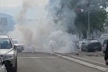 KOSOVSKA POLICIJA SE POVLAČI KA JUŽNOM DELU MITROVICE! Gore automobili kod mosta! (VIDEO)