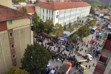 PRVI SNIMCI HAOSA U SEVERNOJ MITROVICI: Sve gori, građani blokirali ulicu, stigao i ROSU (FOTO/VIDEO)