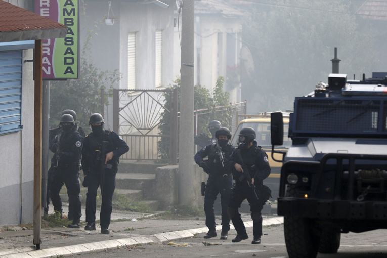 DRAMA NA KOSMETU: Pripadnici ROSU borbenim vozilima uleteli u dvorište vrtića u Leposaviću!