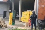 DUGIM CEVIMA NA GAJBE PIVA! Kurtijeva policija upada u magacine pod punom ratnom opremom! (VIDEO)