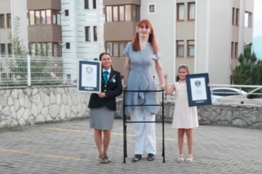UPISALA SE U GINISOVU KNJIGU REKORDA: Najviša žena na planeti poslala BITNU poruku celom svetu! (VIDEO)
