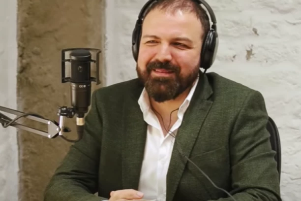 NOVI KANDIDAT ZA PRIVOĐENJE! "Digitalni guru" Istok Pavlović javno priznao da je odgledao piratsku verziju "Tome"! ŽALI SE NA REZOLUCIJU!