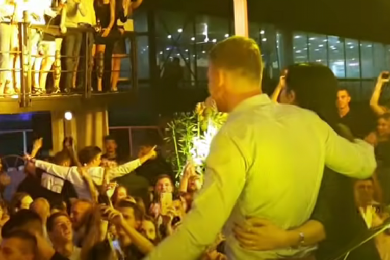 Tanja savić i Draško Stanivuković zagrljeni