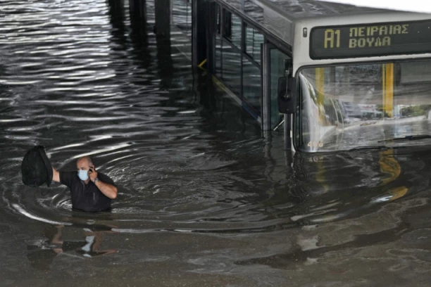 APOKALIPTIČNI PRIZORI U GRČKOJ! Neviđeni haos zbog kiše: LJUDI U VODI DO GUŠE, ulice zakrčene, nema struje! (FOTO, VIDEO)
