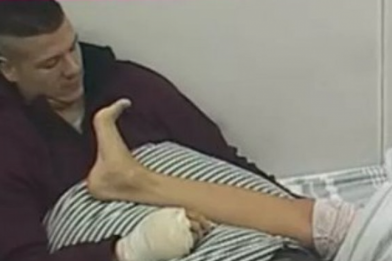 Sloba Radanović liže stopalo Luni Đogani