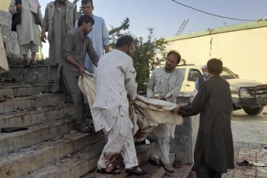 PRVI SNIMCI STRAVIČNOG KRVOPROLIĆA U AVGANISTANU: Ljudi pobijeni na molitvi, tela na sve strane u LOKVAMA KRVI, NAJMANJE SEDMORO MRTVIH (VIDEO)
