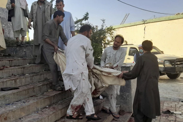 PRVI SNIMCI STRAVIČNOG KRVOPROLIĆA U AVGANISTANU: Ljudi pobijeni na molitvi, tela na sve strane u LOKVAMA KRVI, NAJMANJE SEDMORO MRTVIH (VIDEO)