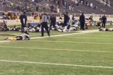 PUCNJAVA TOKOM UTAKMICE, IMA I POVREĐENIH: Jezive scene stižu iz  Amerike (UZNEMIRUJUĆI VIDEO)