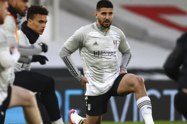 OBISTINILE SE CRNE SLUTNJE: Mitrović je BOLESTAN! Korona ponovo napada Fulam