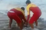 JEZIVA SMRT U MORU - AJKULA MLADIĆU ODGRIZLA POLNI ORGAN! Nesrećnog osamnaesgodišnjaka izvukli su na obalu, krvi je bilo na sve strane, NIJE MU BILO SPASA! (FOTO, VIDEO)