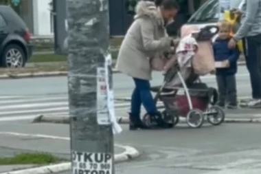 JEZIV SNIMAK IZ NOVOG SADA: Žena histerično šamara bebu u kolicima, prolaznici šokirani (VIDEO)