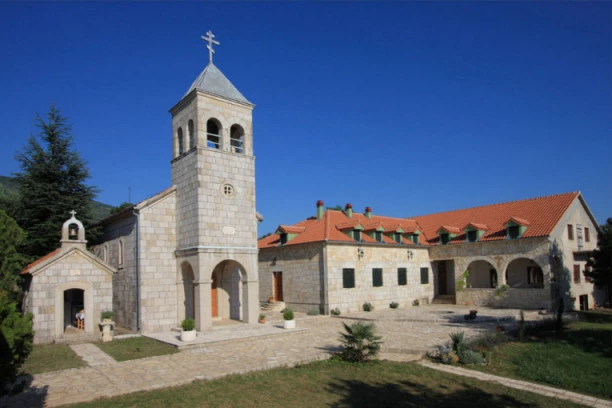IZRONILE ZIDINE SRPSKOG MANASTIRA U HRVATSKOJ: U jezeru Peruća pojavili se ostaci manastira iz 14. veka (FOTO)