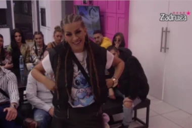 CAR NA KOLENIMA MOLIO DALILU DA PRIČAJU: Dragojevićka odbila, a onda sve ŠOKIRALA SVOJIM POTEZOM! (FOTO/VIDEO)