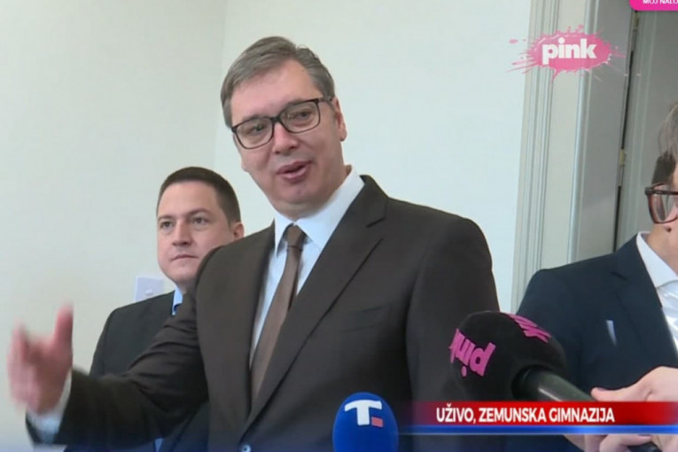 VUČIĆ U OBNOVLJENOJ ZEMUNSKOJ GIMNAZIJI: Mnogo sam srećan što sam jutro proveo u svojoj školi! (FOTO)