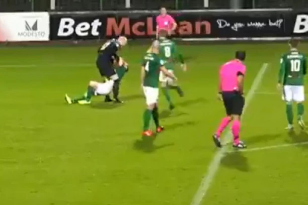 JEZIVE SCENE SA OSTRVA: Golman DAVIO SAIGRAČA, sudija okrenuo glavu na drugu stranu (VIDEO)