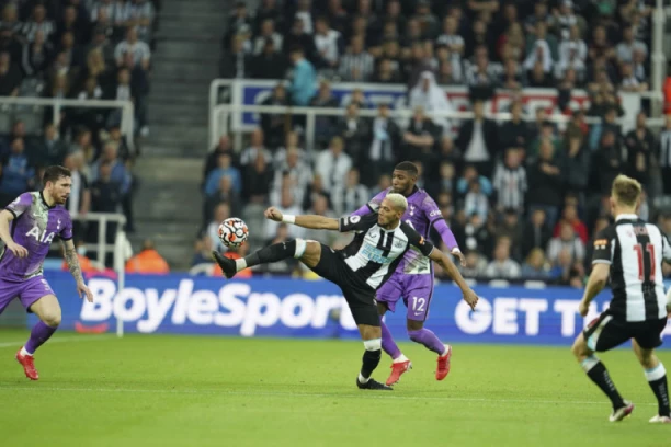 OTKRIVENO STANJE NAVIJAČA KOME JE POZLILO NA TRIBINAMA: Jeziva scena u Engleskoj!