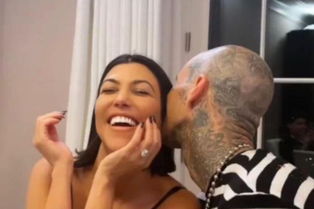 KORTNI KARDAŠIJAN I TREVIS BERKER STAJU NA LUDI KAMEN! Ceo svet trese vest o romatičnoj PROSIDBI uz zalazak sunca i bezbroj crvenih ruža! (FOTO)