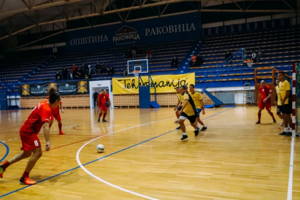 STARTOVALA 13. FUTSAL SEZONA U SC RAKOVICA: Tehnomanija izgrizla Medvede  na početku Soccer Zlatne lige!