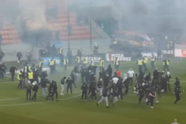 HAOS NA VEČITOM DERBIJU: Opšta TUČA na terenu! Huligani ULETELI NA TEREN