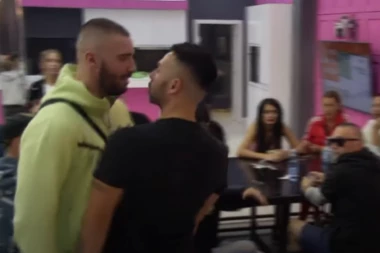 PREKINUT PROGRAM UŽIVO: Mensur nasrnuo na Sandija i Mc Damira, OBEZBEĐENJE odmah uletelo u Belu kuću! (VIDEO)