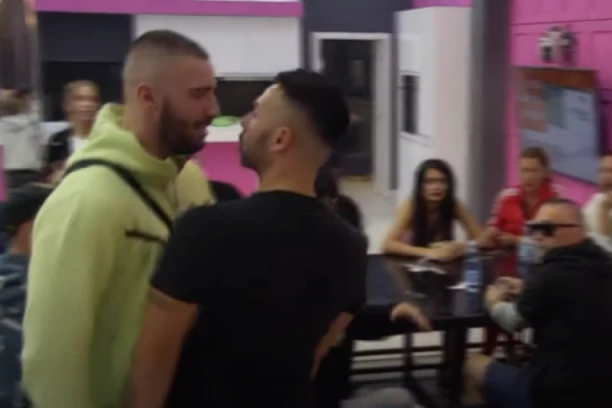 PREKINUT PROGRAM UŽIVO: Mensur nasrnuo na Sandija i Mc Damira, OBEZBEĐENJE odmah uletelo u Belu kuću! (VIDEO)