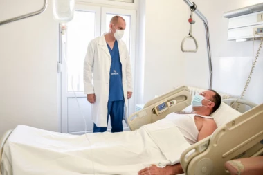 MINISTAR LONČAR OBIŠAO RANJENOG SRBINA: Zadovoljni smo postoperativnim tokom, ali Srećko još mora da se oporavi od ranjavanja