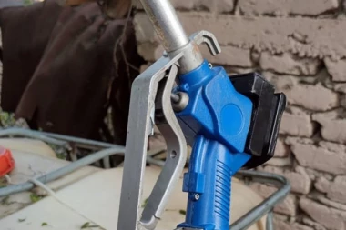 OTKRIVENA JOŠ JEDNA DIVLJA PUMPA: Uhapšen Obrenovčanin, policija pronašla 530 litara benzina i merač za gorivo (FOTO)