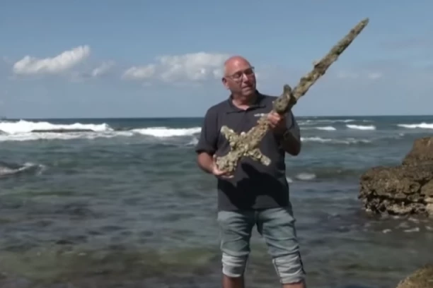 IZRAELSKI RONILAC PRONAŠAO MAČ STAR OKO 900 GODINA: Veruje se da je iz vremena krstaša (VIDEO)