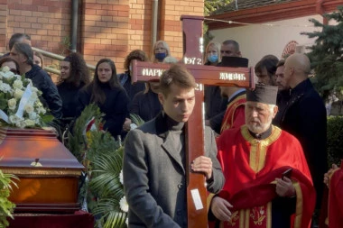 POVORKA SA VENCIMA I KOVČEGOM JE KRENULA KA GROBNOM MESTU: Jecaji se prolamaju grobljem, Marka Živića ispraćaju na VEČNI POČINAK!