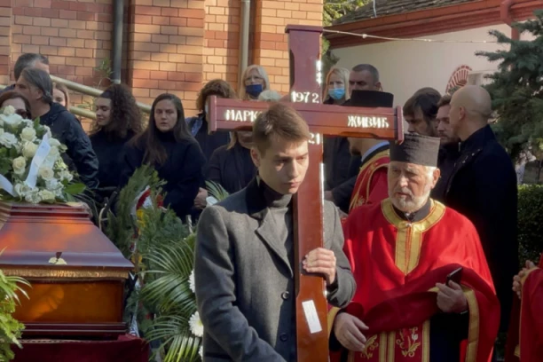 POVORKA SA VENCIMA I KOVČEGOM JE KRENULA KA GROBNOM MESTU: Jecaji se prolamaju grobljem, Marka Živića ispraćaju na VEČNI POČINAK!