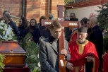 POVORKA SA VENCIMA I KOVČEGOM JE KRENULA KA GROBNOM MESTU: Jecaji se prolamaju grobljem, Marka Živića ispraćaju na VEČNI POČINAK!