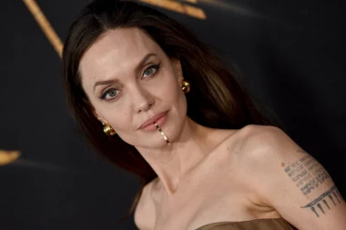 ANGELINA JOLIE CAME AN EVENT WEARING "A MUZZLE"? The actress totally outdid herself, people can't believe their EYES! (PHOTO)