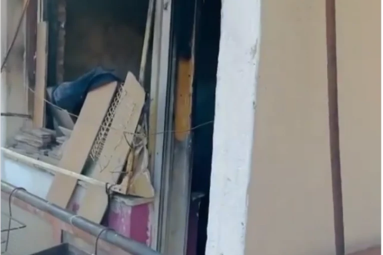 ČOVEK TRI PUTA IZAZVAO POŽAR U CENTRU BEOGRADA TAKO ŠTO LOŽI VATRU NA PODU! Komšije se plaše da je i četvrti na pomolu! MOLE ZA POMOĆ! (VIDEO)