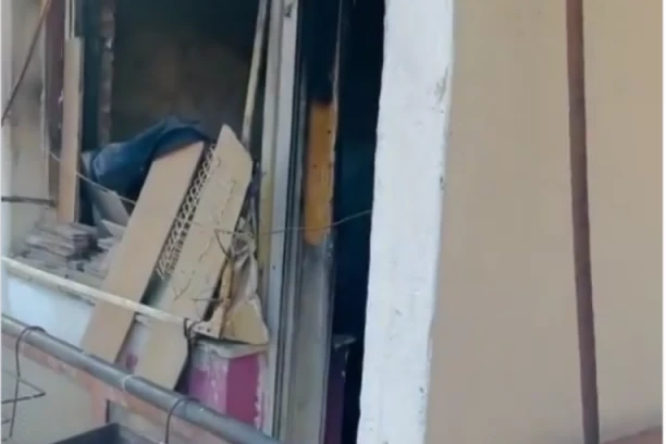 ČOVEK TRI PUTA IZAZVAO POŽAR U CENTRU BEOGRADA TAKO ŠTO LOŽI VATRU NA PODU! Komšije se plaše da je i četvrti na pomolu! MOLE ZA POMOĆ! (VIDEO)