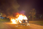 ZAPALIO SE AUTOMOBIL U CENTRU BEOGRADA: Vatrogasci na terenu